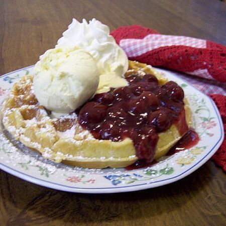 Waffeln mit Kirschen und Sahne